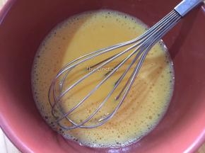 再加入细砂糖30g搅拌均匀