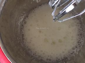 接下来是打发蛋白。将蛋白用电动打蛋器高速打发至冒鱼眼般的大粗泡泡时加入细砂糖（放蛋白里）60g中的三分之一，继续打发