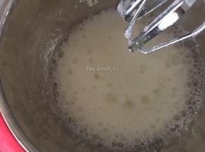 接下来是打发蛋白。将蛋白用电动打蛋器高速打发至冒鱼眼般的大粗泡泡时加入细砂糖（放蛋白里）60g中的三分之一，继续打发