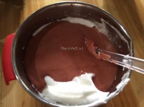 然后将翻拌好的蛋黄糊全部加进蛋白糊里，照样用翻拌手法快速轻盈的翻拌均匀