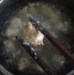 炸至微变黄便可捞起