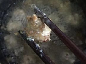 炸至微变黄便可捞起