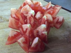 番茄，切块；