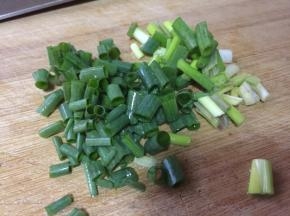 葱，切段；
