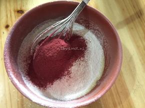 同样过筛加入红曲粉