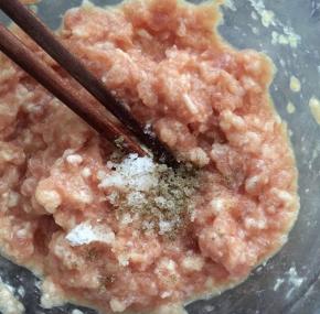 打至肉酱状粘稠。再加入少许盐、糖、胡椒粉继续搅拌均匀