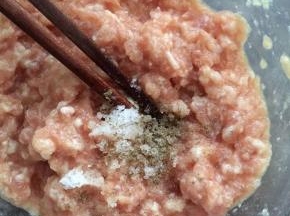 打至肉酱状粘稠。再加入少许盐、糖、胡椒粉继续搅拌均匀