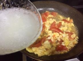 淋入一小碗的水；