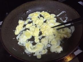 迅速用筷子划散；