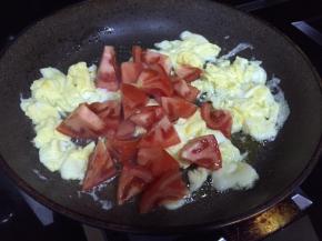 放入番茄，翻炒；