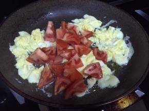 放入番茄，翻炒；