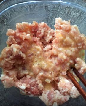 加入鸡蛋继续搅打