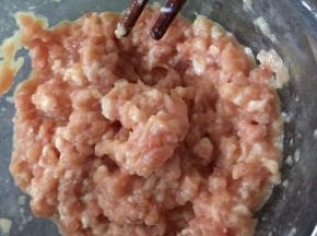 首先把肉沫打至有沾性