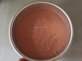 翻拌均匀的面糊直接倒入提前准备好的模具中，轻震出气泡