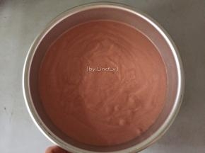 翻拌均匀的面糊直接倒入提前准备好的模具中，轻震出气泡