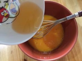 加入玉米油，搅拌均匀至无油点状态（一定要无油点哦）