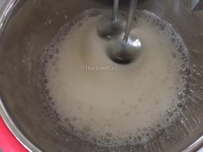 打发到较小泡泡时即可加入60g细砂糖中的三分之一，即剩下的细砂糖的一半，再继续高速打发