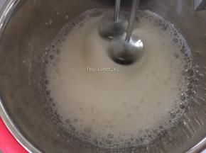 打发到较小泡泡时即可加入60g细砂糖中的三分之一，即剩下的细砂糖的一半，再继续高速打发