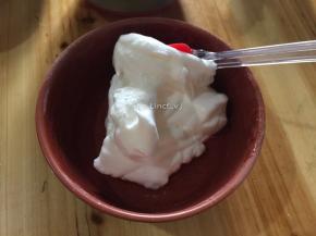 接着将打发好的蛋白糊的三分之一放入蛋黄糊中，用翻拌手法快速轻盈的翻拌均匀