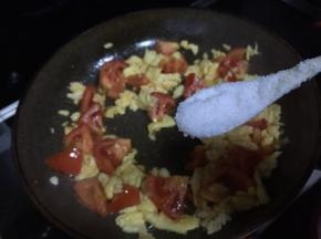 调入盐，搅拌；