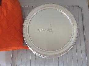 烘烤完成后立刻取出，垂直震下后立刻倒扣放凉。彻底放凉后再脱模即可