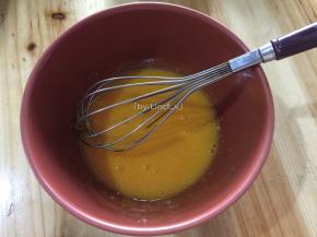 然后将蛋黄搅拌均匀