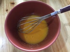 然后将蛋黄搅拌均匀