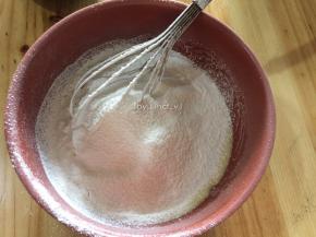 接着过筛加入低筋面粉