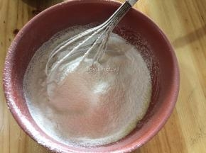 接着过筛加入低筋面粉