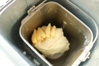 除了黄油之外的材料放入满宝鸡，揉一个15分钟的面团程序后，放入室温软化的黄油。