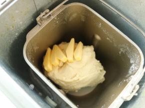 除了黄油之外的材料放入满宝鸡，揉一个15分钟的面团程序后，放入室温软化的黄油。