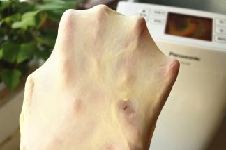 再揉一个15分钟的面团程序，可以拉出结实的膜。