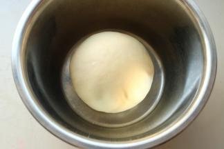 盖保鲜膜发酵至2倍大。