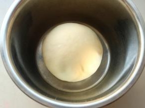 盖保鲜膜发酵至2倍大。