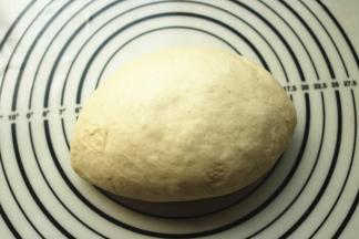 发酵好的面团按压排气。