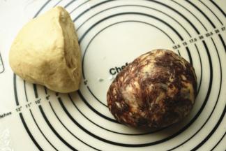 分出一半，揉入可可粉，不均匀也没关系。