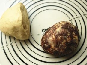 分出一半，揉入可可粉，不均匀也没关系。