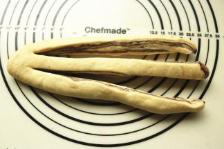 用刮刀切分成三份，头部相连。