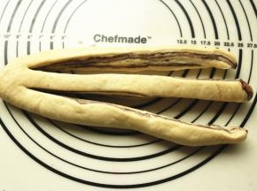 用刮刀切分成三份，头部相连。