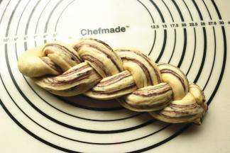 编成辫子，头尾捏紧。