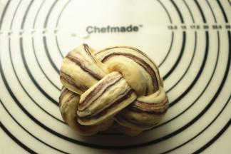 收口向下成球状。