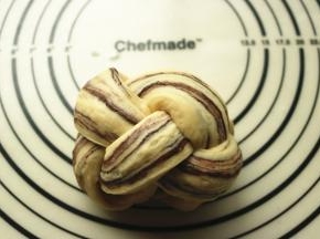 收口向下成球状。