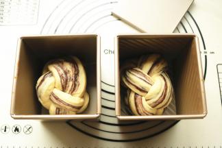 放入学厨水立方吐司模内。