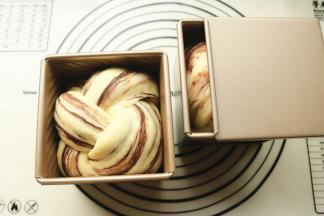 再次发酵至9分满，盖上吐司he的盖子。