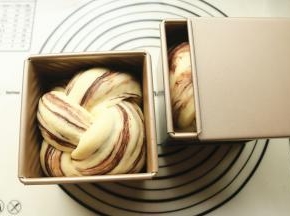 再次发酵至9分满，盖上吐司he的盖子。