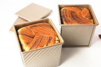 烤好的吐司立刻脱模晾凉。