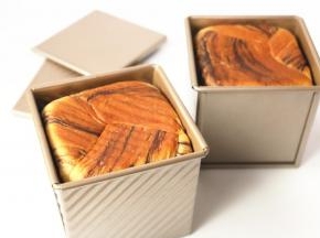 烤好的吐司立刻脱模晾凉。