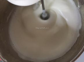 待打发到较细腻棉泡泡状即能加入剩下的细砂糖继续打发