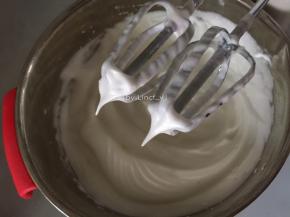打发到有明显纹路时可转低速继续打发至蛋白硬性状态，打蛋器提起时有直立小尖角即可