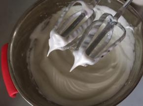 打发到有明显纹路时可转低速继续打发至蛋白硬性状态，打蛋器提起时有直立小尖角即可
